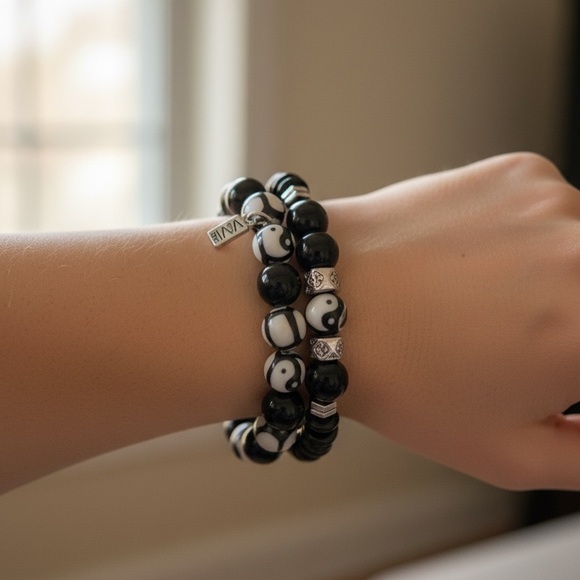 Elegant Black and White Beaded Bracelet - Picture 2 of 2